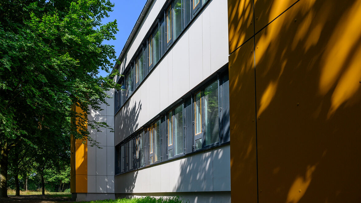 Die neue Fassade der Elisabeth-Siegel-Schule in Osnabrück. Sie ist mit einem VHF-System optisch und energetisch ertüchtigt. Mit der verbauten Unterkonstruktion VECO-Isolink konnte eine rechnerisch wärmebrückenfreie, montagefreundliche Lösung realisiert we