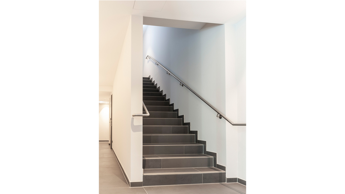 Le désaccouplement acoustique de la volée au niveau de la dalle de sol est assuré par le système Schöck Tronsole® type B Le désaccouplement acoustique de la volée au niveau de la dalle de sol est assuré par le système Schöck Tronsole® type B