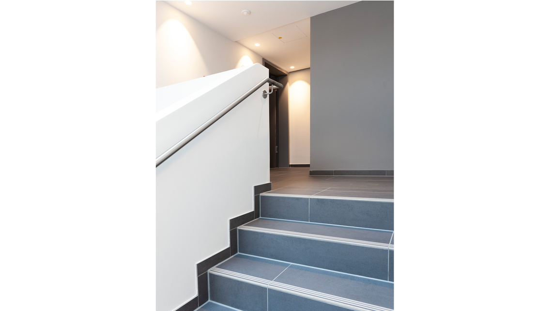 Pour le désaccouplement acoustique de la volée au niveau du palier ou de la dalle de plancher, les concepteurs ont utilisé le système Tronsole® type F Pour le désaccouplement acoustique de la volée au niveau du palier ou de la dalle de plancher, les concepteurs ont utilisé le système Tronsole® type F