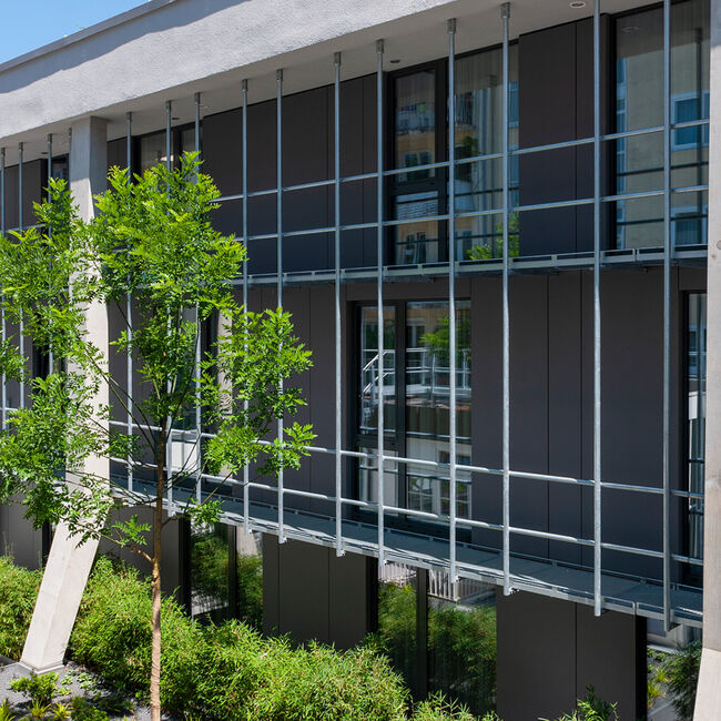L’extension à trois étages de l’hôtel Mercure à Munich a été construite sur le toit du garage souterrain de l’hôtel - cette implantation a eu un impact décisif sur l’architecture, la construction et, en finalité, également sur l’isolation sonore