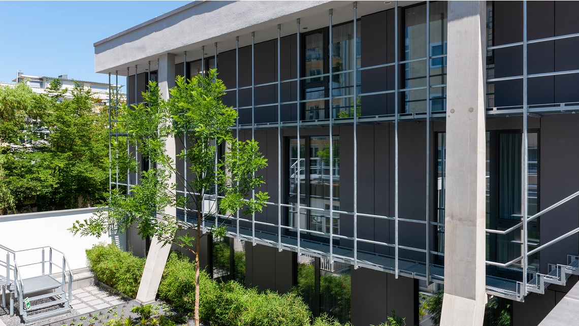 L’extension à trois étages de l’hôtel Mercure à Munich a été construite sur le toit du garage souterrain de l’hôtel - cette implantation a eu un impact décisif sur l’architecture, la construction et, en finalité, également sur l’isolation sonore L’extension à trois étages de l’hôtel Mercure à Munich a été construite sur le toit du garage souterrain de l’hôtel - cette implantation a eu un impact décisif sur l’architecture, la construction et, en finalité, également sur l’isolation sonore