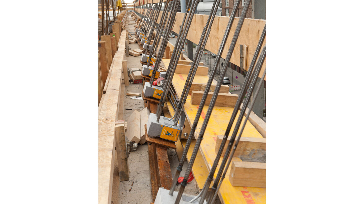 Der Schöck Isokorb Typ KS schafft eine effektive thermische Trennung der frei auskragenden Stahlbalkone und vermeidet so Tauwasser, Schimmel und somit spätere Bauschäden. Foto: Schöck Bauteile GmbH, Abdruck honorarfrei.