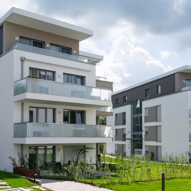 Im Obergeschoss realisierten die Architekten ein großzügiges, über 100 Quadratmeter großes Penthouse mit zwei Dachterrassen. Die Befestigung der umlaufenden, 63 Zentimeter hohen Stahlbeton-Brüstung der Dachterrasse lösten die Planer mit dem Schöck Isokorb