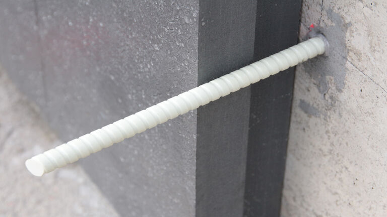 Nach 24 Stunden war der Kleber ausgehärtet. Danach konnte die 16 Zentimeter dicke Wärmedämmung angebracht und die Vorsatzschale bewehrt, geschalt und betoniert werden. 