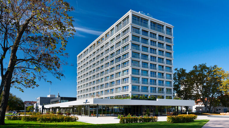 Am Stadtpark in Heilbronn entstand ein luxuriöses Vier Sterne Plus Hotel mit einer innovativen Betonfassade. 