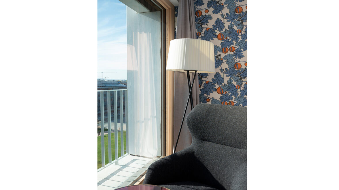 Die Gesimse bestehen aus massiven Betonfertigteilen und übernehmen zugleich die tragende Funktion der Balkonplatten. 