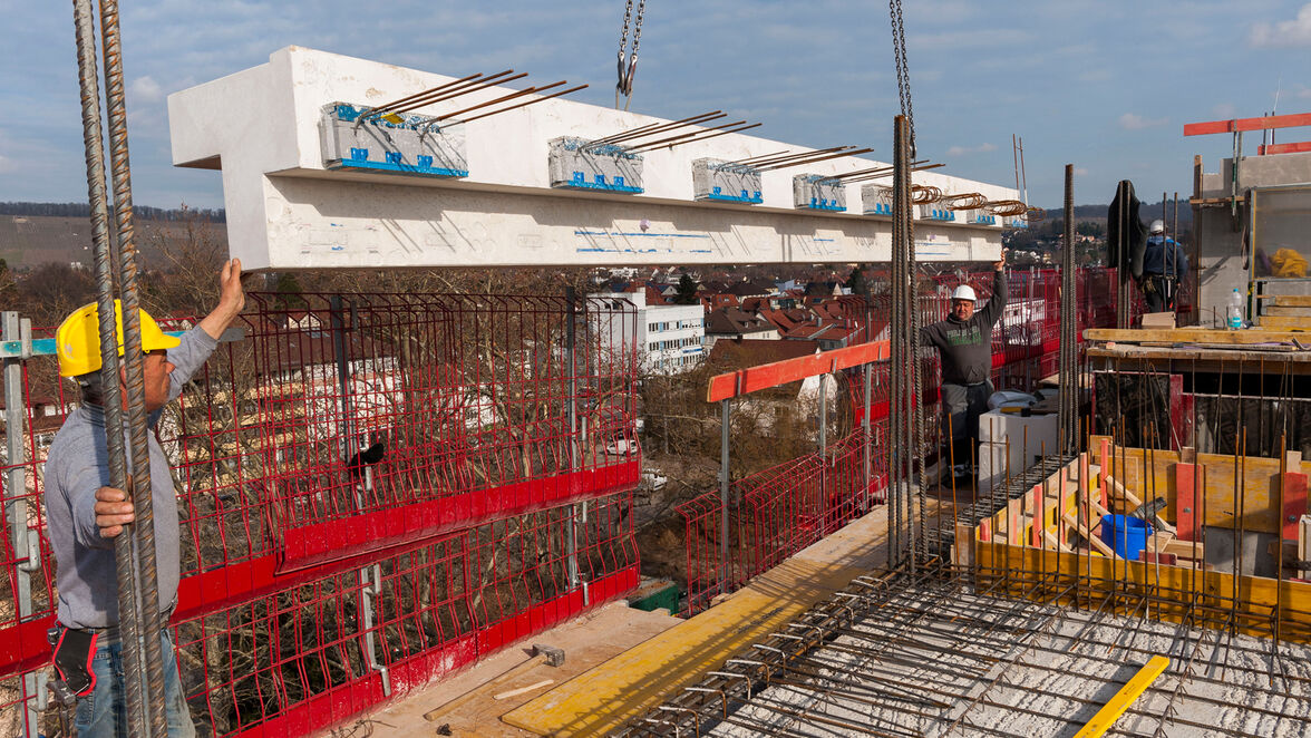 Der Einbau der schmalen Gesimselemente mit dem tragenden Wärmedämmelement Schöck Isokorb T Typ K. 