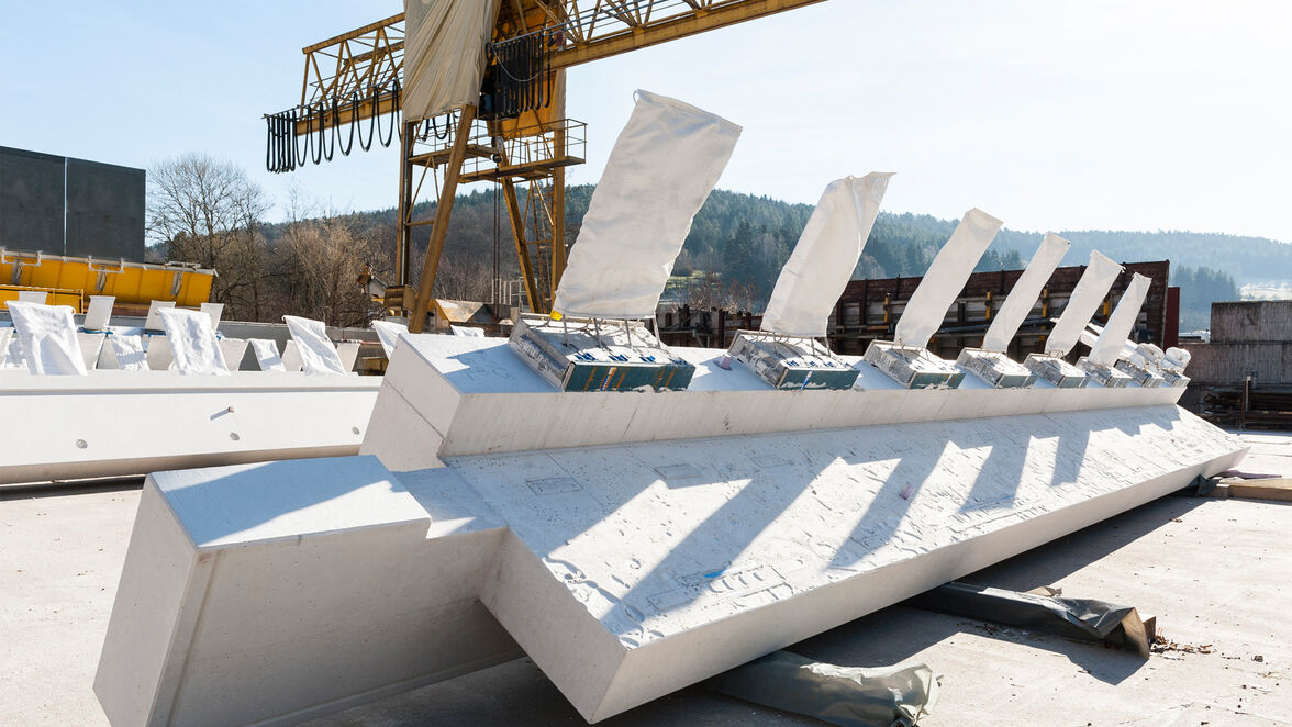 Die im FTW produzierten Gesimselemente mit dem tragenden Wärmedämmelement Schöck Isokorb T Typ K. 