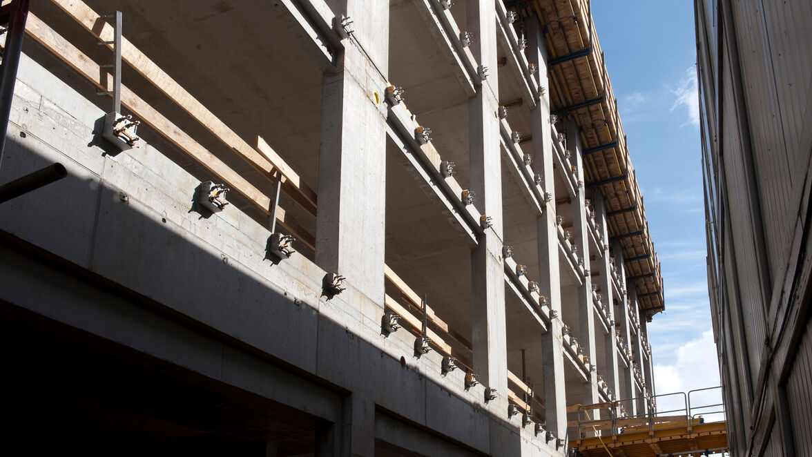 Auf der Süd- und Westseite des Gebäudes werden die Balkone in Form eines stumpfwinkeligen Dreiecks mithilfe des Schöck Isokorb Typ KS realisiert. Foto: Schöck Bauteile GmbH, Abdruck honorarfrei.