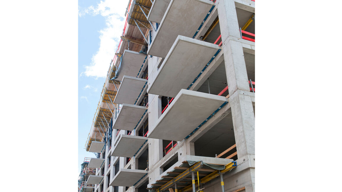 Die Stahlbetonbalkone auf der Rückseite des Gebäudes konnten mithilfe des Isokorb Typ KXT wärmebrückenarm angeschlossen werden. Foto: Schöck Bauteile GmbH, Abdruck honorarfrei.
