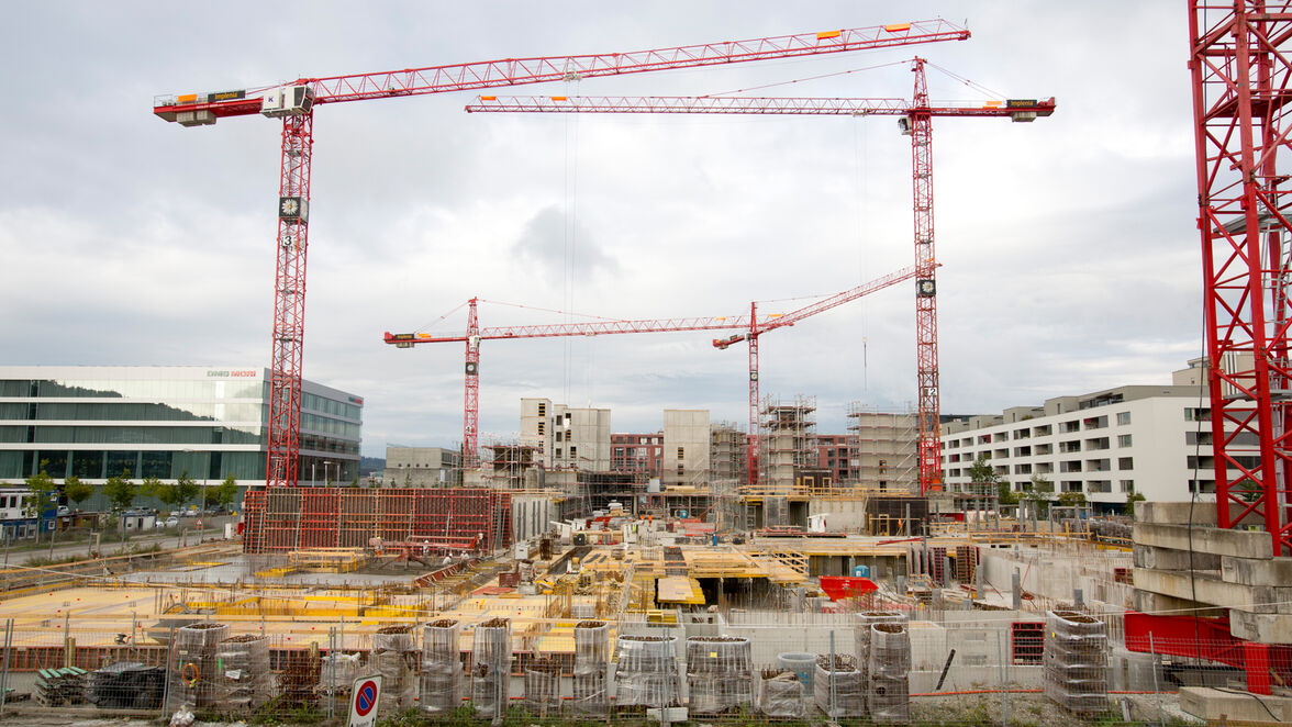 Wie Solitäre wurden die Steigzonen schon früh hochgezogen; an ihnen sind die in Holz ausgeführten Obergeschosse aufgehängt.