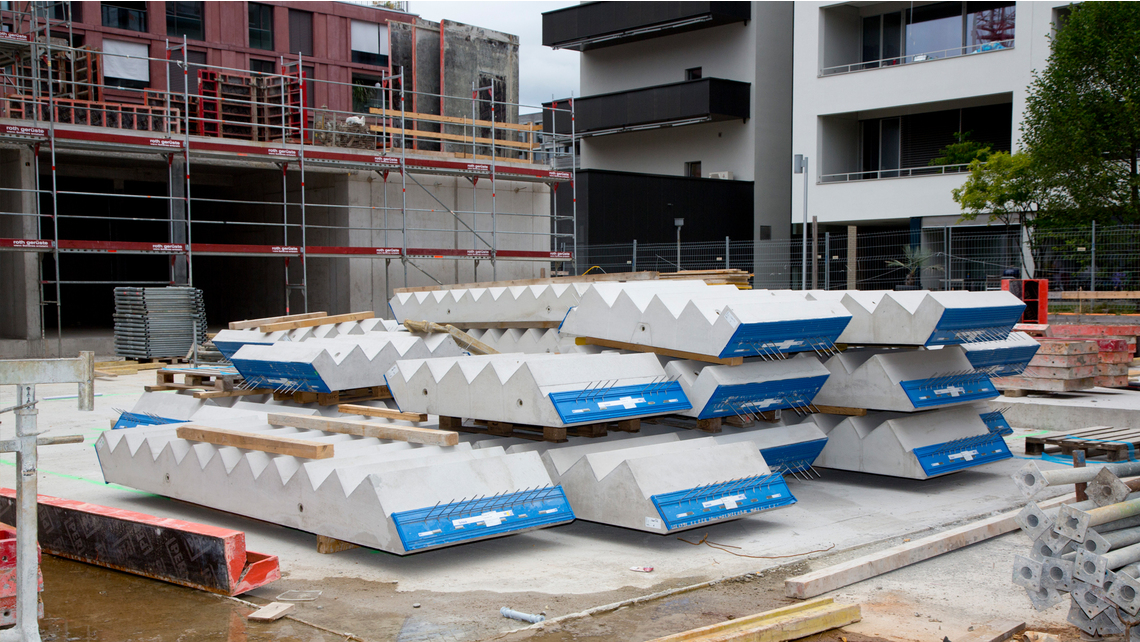 Dem Baufortschritt entsprechend werden die Treppenelemente „just-in-time“ vom Fertigteilwerk auf die Baustelle geliefert. Die Trittschalldämmung Tronsole T von Schöck ist bereits integriert. Dem Baufortschritt entsprechend werden die Treppenelemente „just-in-time“ vom Fertigteilwerk auf die Baustelle geliefert. Die Trittschalldämmung Tronsole T von Schöck ist bereits integriert.