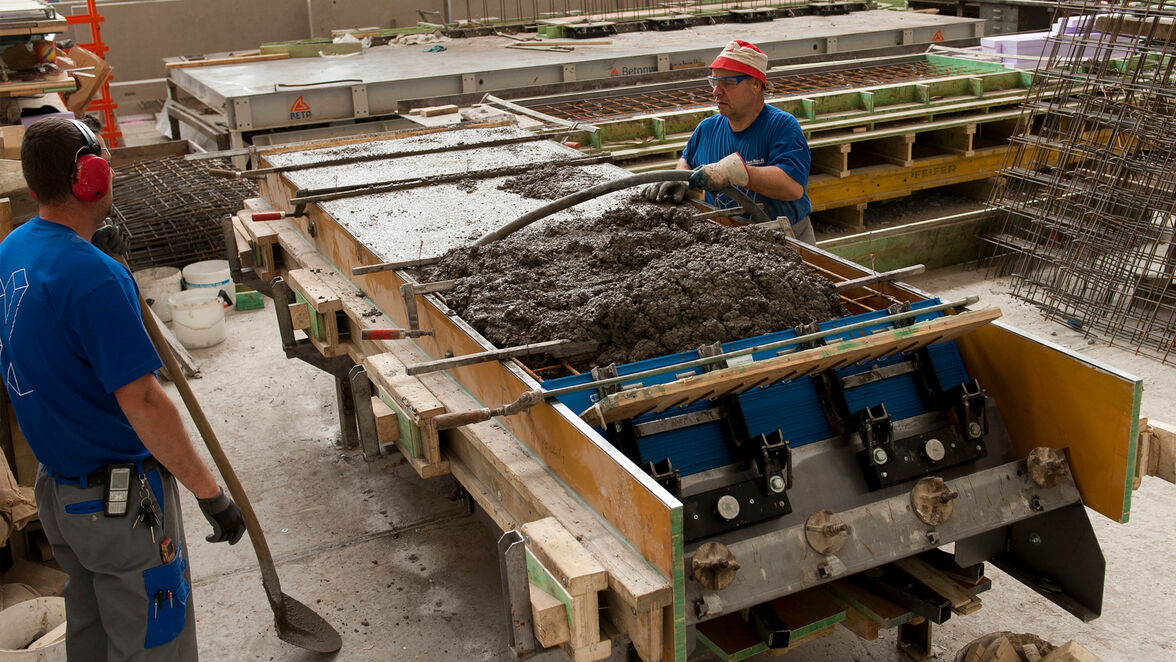 Die Tronsole Typ T wird im Fertigteilwerk gleich in das Treppenelement eingegossen.