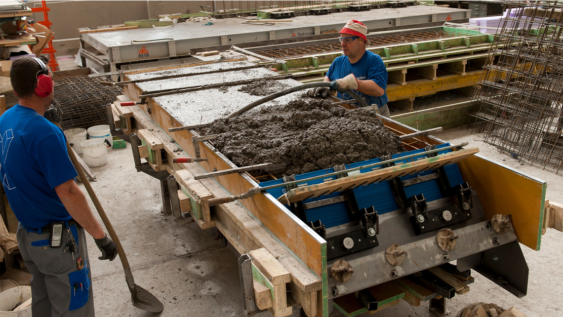 Die Tronsole Typ T wird im Fertigteilwerk gleich in das Treppenelement eingegossen. Die Tronsole Typ T wird im Fertigteilwerk gleich in das Treppenelement eingegossen.