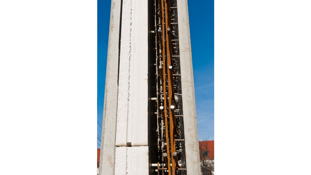 Aufbau einer Elementwand. Der Schöck Isolink verbindet alle Schichten: Vorsatzschale, Dämmschicht, Ortbeton-Tragschicht und Betonfertigteil.