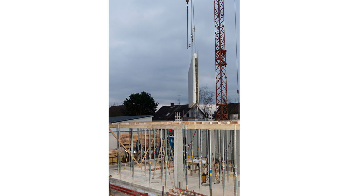 Aufstellen und Ausrichten der frei hängenden Elementwände.