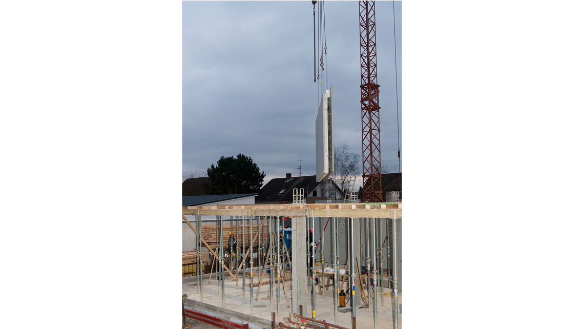 Setting up and aligning the self-supporting element walls. Setting up and aligning the self-supporting element walls.