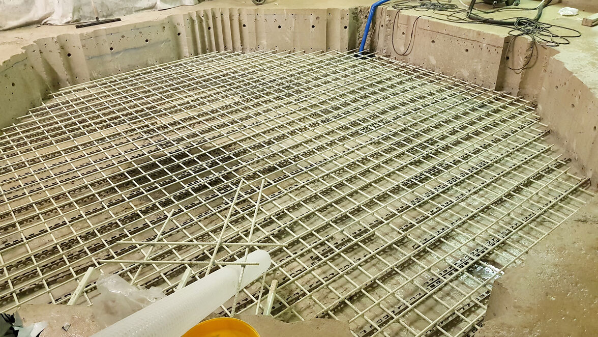 Die neue Bewehrung der unteren Ebene der Bodenplatte besteht aus 72 gitterförmig montierten glasfaserverstärkten Schöck Combar Stäben mit 12 Millimeter Durchmesser. 