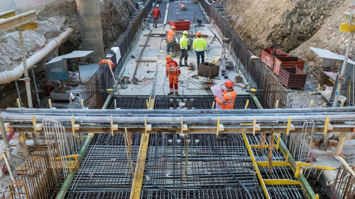Die im Bild helle Glasfaserbewehrung Combar verhindert im Bereich der Starkstromleitungen eine Induktionswirkung und somit Wärmebildung.