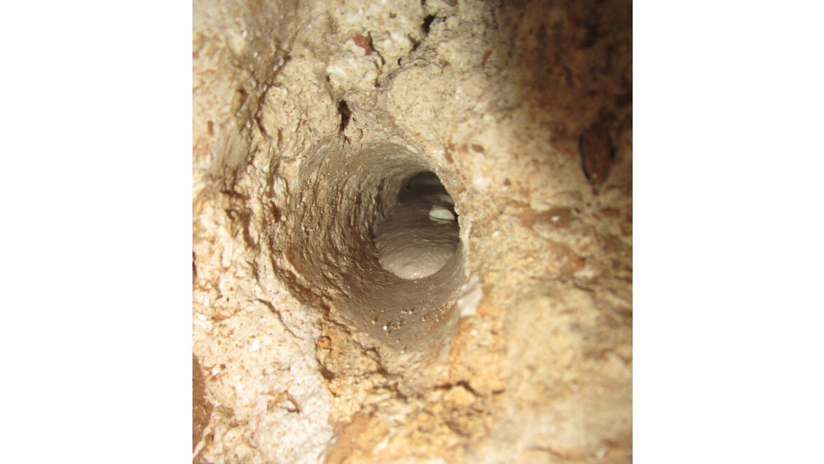 Das Bohrloch wird mit Suspension gefüllt.