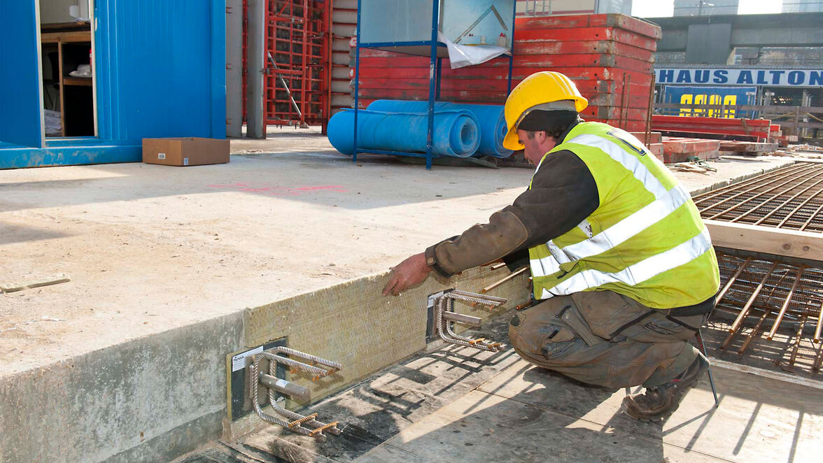 Das Fundament, die Decken-Wandanschlüsse und die Deckenunterzuganschlüsse wurden mit dem Schöck Schwerlastdorn vom Typ SLD-Q in verschiedenen Traglaststufen mit jeweiliger Brandschutzmanschette ausgeführt.