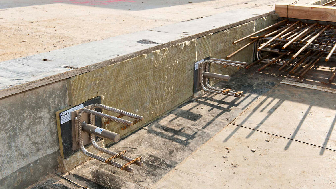 Der Schöck Dorn Typ SLD-Q besteht aus einem Hülsen- und einem Dornteil, die jeweils an der Fuge in die angrenzenden Gebäudeteile einbetoniert werden. 