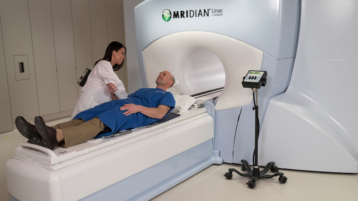 Um bewegliche Tumore sehr präzise zu bestrahlen, kombiniert der „MRIdian Linac“ die Echtzeit-Bildgebung mithilfe der Magnetresonanztomographie (MR) mit einem linearen Teilchenbeschleuniger (Linac). 