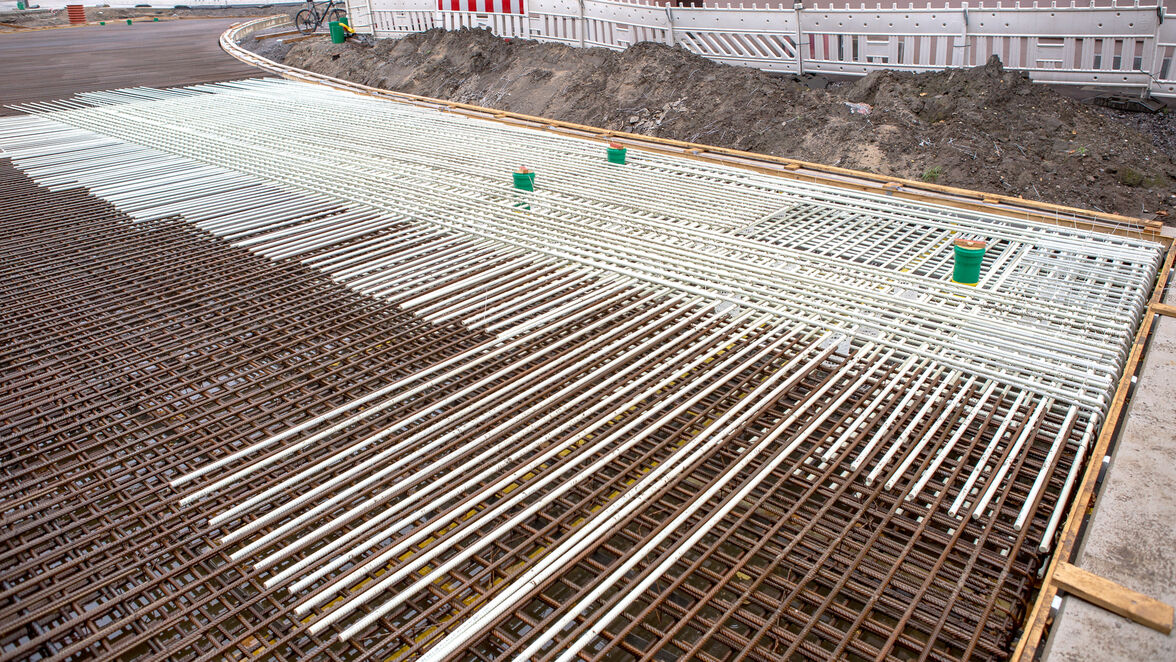 Die 30 Zentimeter dicke Masseplatte der Tram in Ratingen wird bereichsweise mit Combar bewehrt und im vorhandenen Trog der Tragplatte betoniert.