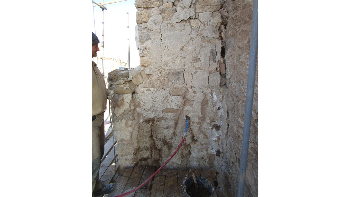 Verpressen der Kanäle am Kopf des Strebepfeilers.