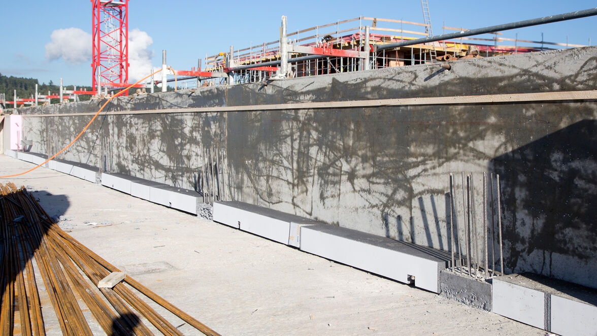 Die  Bewehrung und Dämmung der Balkonbrüstungen in den Attikageschossen besteht aus dem Isokorb XT Typ A.