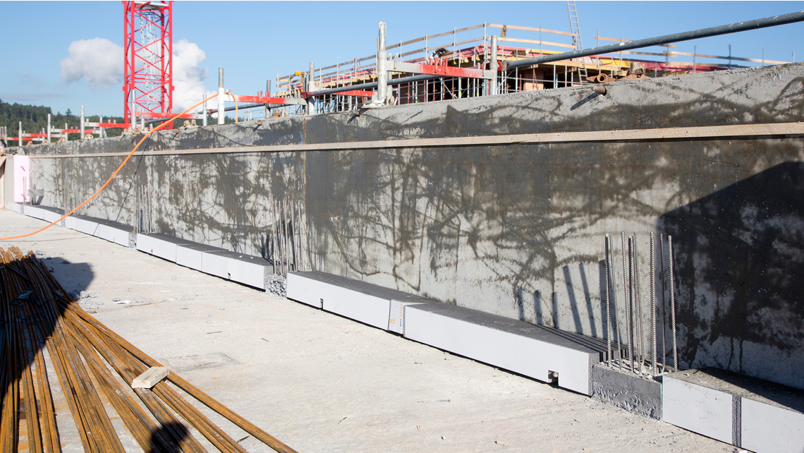 Die  Bewehrung und Dämmung der Balkonbrüstungen in den Attikageschossen besteht aus dem Isokorb XT Typ A. Die  Bewehrung und Dämmung der Balkonbrüstungen in den Attikageschossen besteht aus dem Isokorb XT Typ A.