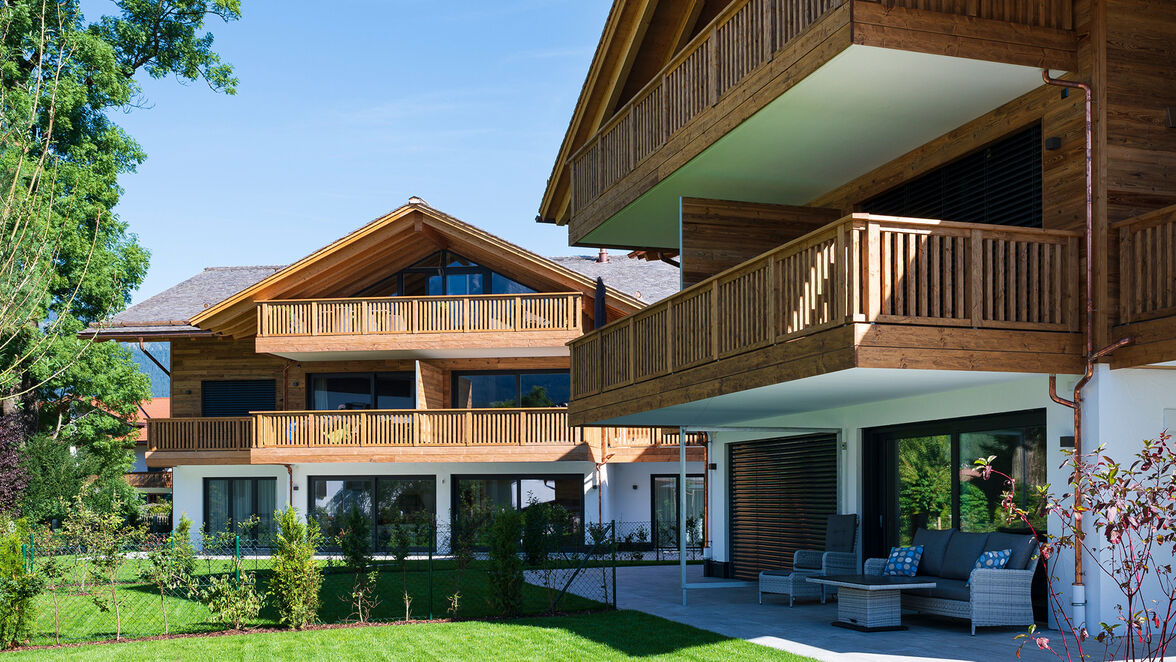 Mit den Häusern „Reintal“ und „Brunntal“ realisierte die Franz Hummel Unternehmensgruppe zwei exklusive Alpen-Chalets in Garmisch-Partenkirchen. Die Balkone an beiden Häusern wurden mit dem Schöck Isokorb CXT bewehrt. 