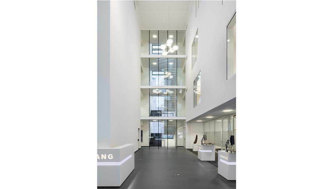 Empfangstheke, der Hauptkasse und dem Gebäudemanagement. Die oberen Geschosse erschließen sich über insgesamt drei Treppenhäuser bzw. -anlagen. Empfangstheke, der Hauptkasse und dem Gebäudemanagement. Die oberen Geschosse erschließen sich über insgesamt drei Treppenhäuser bzw. -anlagen.