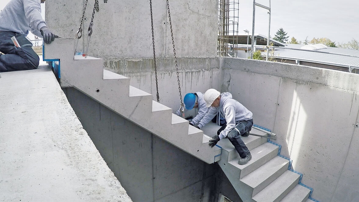 Der Treppenlauf wurde auf der Baustelle fachmännisch eingesetzt. Im Vergleich zu aufwändigen Einzellösungen lassen sich mit dem Komplettsystem von Schöck Einbaufehler vermeiden und auch das Verletzungsrisiko verringern.