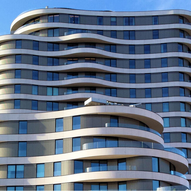 Abiejuose septynių ir septyniolikos aukštų „Riverwalk“ gyvenamojo komplekso pastatuose įrengta 116 kokybiškų dviejų, trijų, keturių ir penkių kambarių butų bei prabangūs apartamentai viršutiniame aukšte.