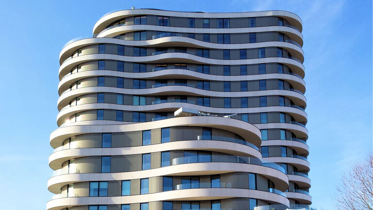 Die beiden Gebäude des Riverwalk Wohnkomplexes besteht aus jeweils sieben und siebzehn Stockwerken, auf denen sich 116 hochwertige Zwei-, Drei-, Vier- und Fünfzimmerwohnungen sowie Penthäuser befinden.