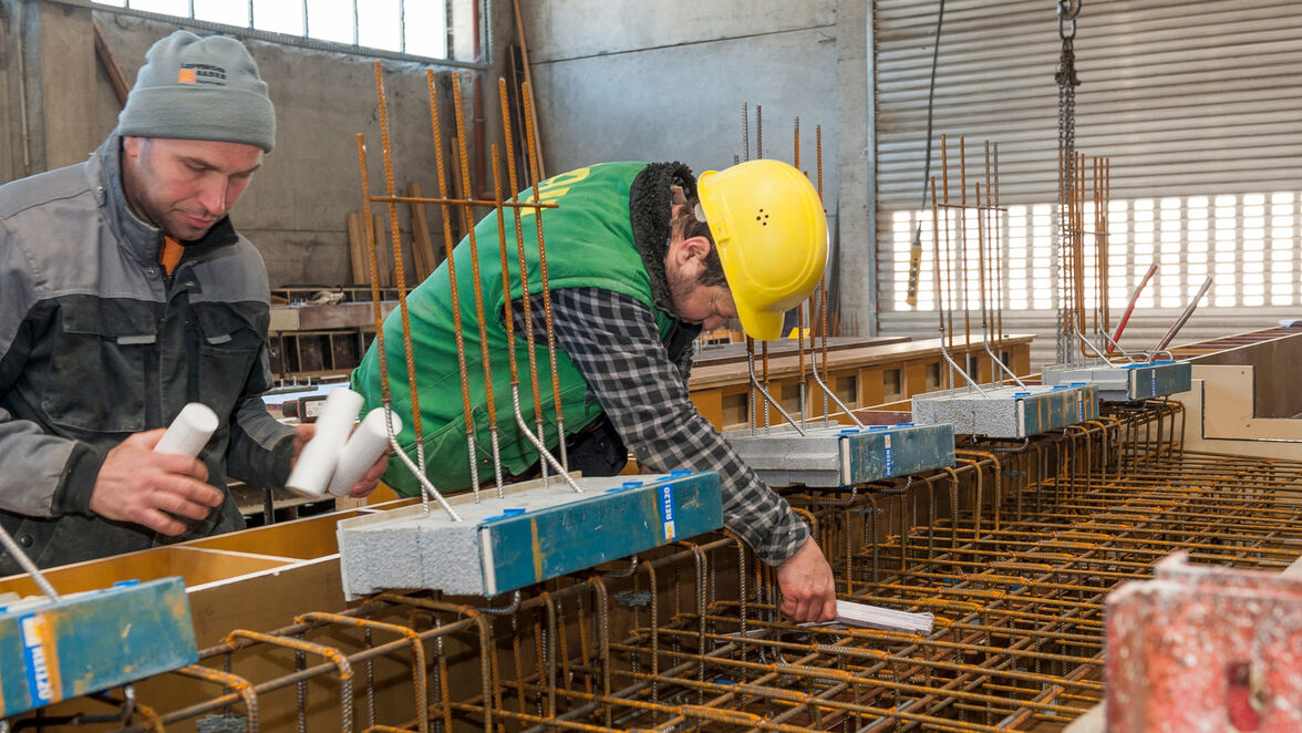 Vor dem Betoniervorgang wurde das Element Schöck Isokorb auf die Länge von 500 Millimeter halbiert und jeweils mit 500 Millimeter Abstand eingebaut. 