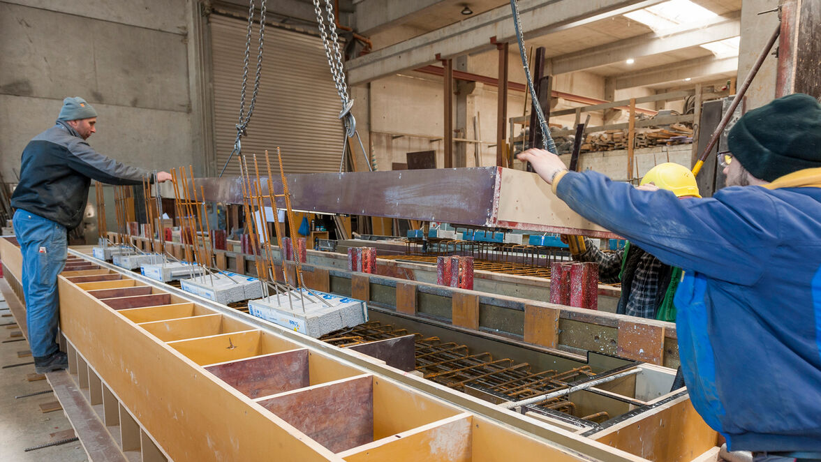 Um den Beton über die Anschlussöffnung einzufüllen, drehten die Arbeiter im Fertigteilwerk die Schalungen, in denen sich auch die tragenden Wärmedämmelemente von Schöck befinden, um 90 Grad. 
