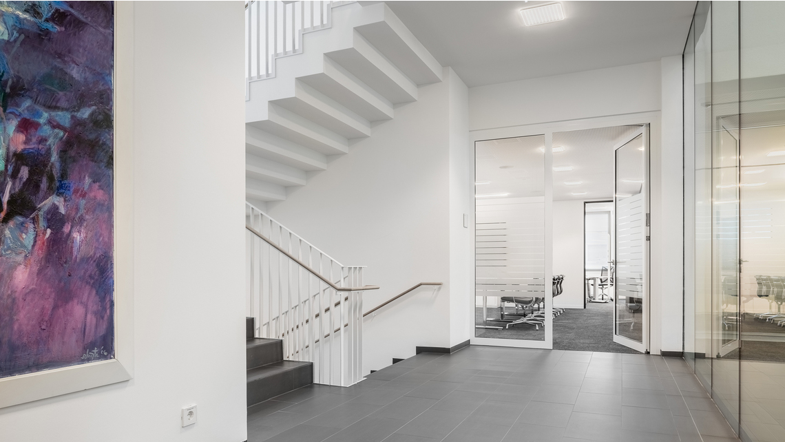 Die Treppe für den internen Mitarbeiterbereich wurden mit Trittschalldämmelementen des Produktprogramms Tronsole entkoppelt und sorgt für eine angenehme Arbeitsatmosphäre in den angrenzenden Räumen. Die Treppe für den internen Mitarbeiterbereich wurden mit Trittschalldämmelementen des Produktprogramms Tronsole entkoppelt und sorgt für eine angenehme Arbeitsatmosphäre in den angrenzenden Räumen.