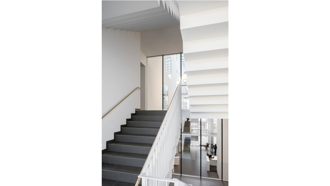 Alle Treppen im Gebäude bestehen aus Betonfertigteilen und konnten so maßgenau im Fertigteilwerk hergestellt werden. Die Tronsole Typ Z sorgt für Entkopplung zwischen Treppenpodesten und Treppenhauswänden. Der Treppenlauf selbst wird zur Wand durch den Ei Alle Treppen im Gebäude bestehen aus Betonfertigteilen und konnten so maßgenau im Fertigteilwerk hergestellt werden. Die Tronsole Typ Z sorgt für Entkopplung zwischen Treppenpodesten und Treppenhauswänden. Der Treppenlauf selbst wird zur Wand durch den Ei