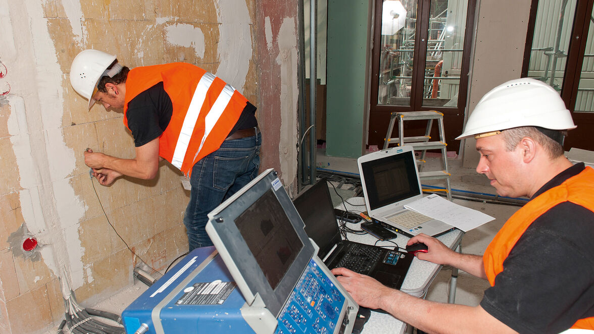 Um den Norm-Trittschallpegel im vorgefundenen Rohbauzustand messen zu können, wurden von der Schalltechnischen Entwicklungs- und Prüfinstitut GmbH (STEP) Körperschallmessungen auf den Treppenraumwänden durchgeführt. Durch die effektive Entkopplung mit dem