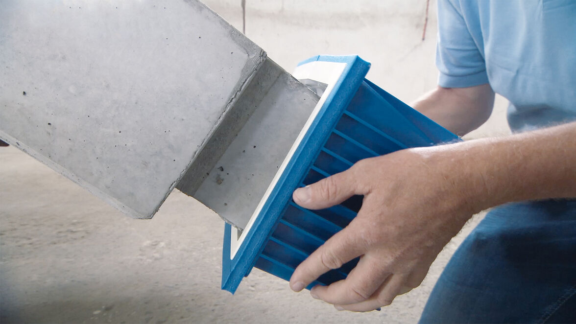 Die Tronsole Typ Z sorgt für die akustische Entkopplung von Treppenpodesten und Treppenhauswänden und besteht aus einem Wandelement und einem typengeprüften Tragelement. Im Fertigteilwerk wurde das Tragelement Tronsole Typ Z Part T bereits in das Stahlbet