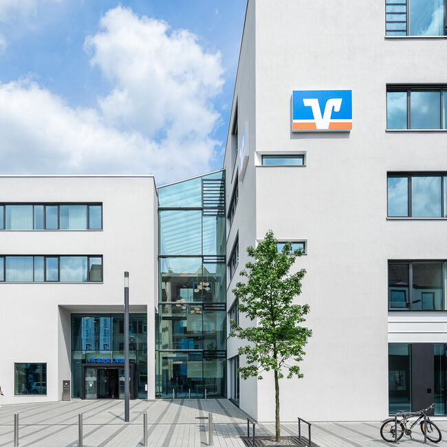 Der viergeschossige Neubau der VR-Bank Ostalb in Aalen besteht aus zwei Gebäudehälften, die miteinander verbunden sind. Das neue Gebäude verkörpert in seiner Einheit die Fusion zweier Banken. 