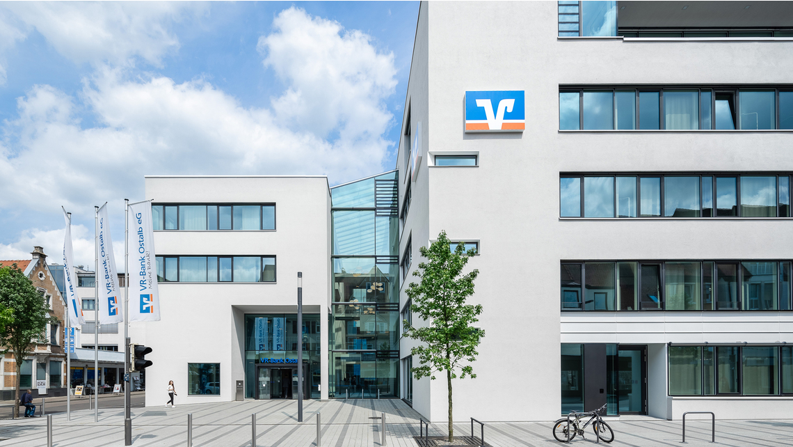 Der viergeschossige Neubau der VR-Bank Ostalb in Aalen besteht aus zwei Gebäudehälften, die miteinander verbunden sind. Das neue Gebäude verkörpert in seiner Einheit die Fusion zweier Banken.  Der viergeschossige Neubau der VR-Bank Ostalb in Aalen besteht aus zwei Gebäudehälften, die miteinander verbunden sind. Das neue Gebäude verkörpert in seiner Einheit die Fusion zweier Banken.