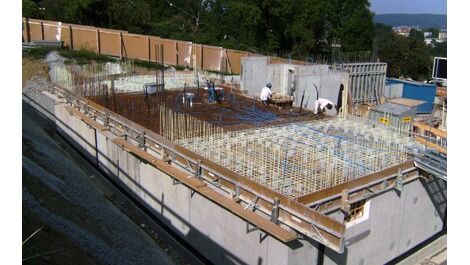 Bewehrung mit besonderen Eigenschaften: Die Glasfaserbewehrung Schöck ComBAR ist nicht magnetisierbar, leitet keine elektrischen Ströme, ist korrosionsresistent und wesentlich leichter als Betonstahl. Quelle: Heyer Kaufmann Partner, Bauingenieure AG, Züri