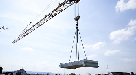 Die 10 jeweils zwei Tonnen schweren Treppenelemente wurden im Werk vorgefertigt, angeliefert und per Kran zum Bestimmungsort gebracht. Foto: Schöck Bauteile AG