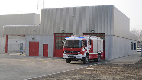 Die Fassade des neuen Feuerwehrgerätehauses auf dem Gelände des Rheinhafen-Dampfkraftwerks in Karlsruhe besteht aus hoch dämmenden, glasfaserbewehrten Stahlbetonsandwichwänden. (Foto: RBS wave GmbH)