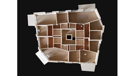 Am Modell lässt sich das durchdachte Zwiebelschalenprinzip ablesen: vom inneren Kern aus gelangt man nach und nach über „reinigende“ Schleußen in die Aufenthaltsräume an den Außenseiten des Gebäudes. Quelle: Andreas Zimmermann Architekten AG