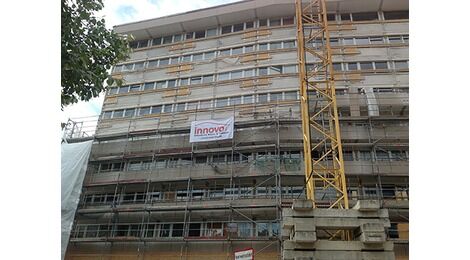 Nordostfassade mit fertig montierten Isokorb-Modulen und neu gedämmten Betonschotten.