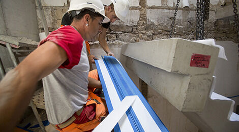 Die selbstklebende Schöck Tronsole wird in wenigen Minuten am oberen und unteren Auflageende des Treppenelementes angebracht. Je nach Bauablauf kann das Anbringen des Dämmstreifens ohne weiteres auch im Fertigteilwerk vorgenommen werden. Foto: Schöck Baut